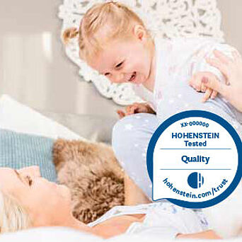 Health & Hygiene Mom and child on bed, Hohenstein Quality Label